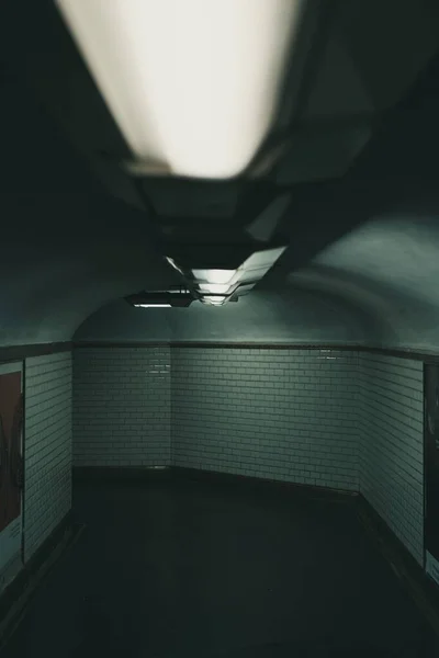 Een Close Van Lichten Bij Ondergrondse Doorgang — Stockfoto