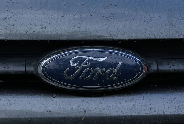 Ένα Κοντινό Πλάνο Του Λογότυπου Της Ford Σταγόνες Βροχής — Φωτογραφία Αρχείου