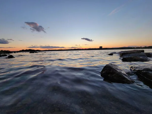 Una Vista Panorámica Una Playa Rocosa Con Reflejo Del Cielo — Foto de Stock