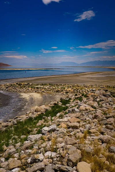 Eine Vertikale Aufnahme Einer Küste Mit Steinen — Stockfoto