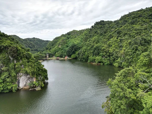 マレーシア イポーの緑に囲まれた田園地帯に流れる川の風景 — ストック写真