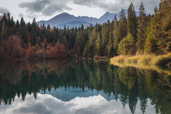 Eine Wunderschöne Landschaft Eines Sees Mit Ruhigem Wasser Das Den — Stockfoto