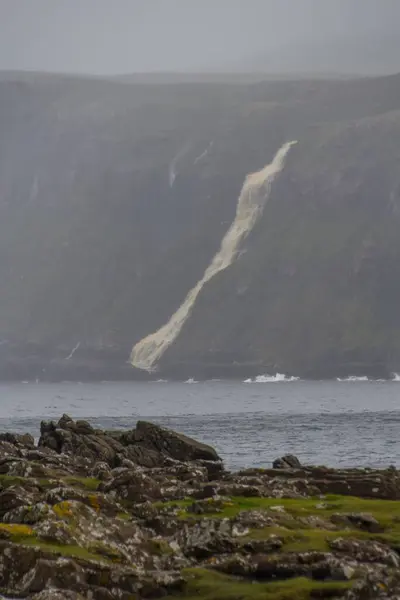Μια Κάθετη Λήψη Ενός Ομιχλώδους Τοπίου Καταρράκτη Στη Νήσο Skye — Φωτογραφία Αρχείου
