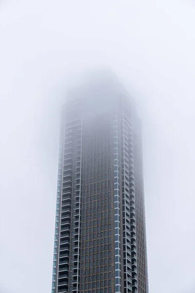 Colpo Verticale Grattacielo Nella Nebbia Rotterdam — Foto Stock
