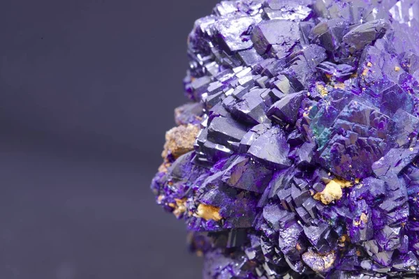 天然深紫色紫水晶钟乳石形成的宏观图景 — 图库照片