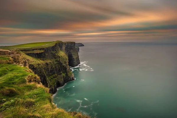 Utsikt Vakkert Landskap Med Fargerik Solnedgangshimmel Irland – stockfoto