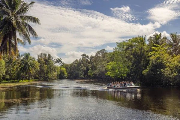 Ein Boot Mit Touristen Auf Dem Sumpf Von Zapata — Stockfoto