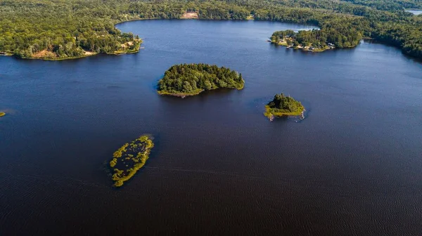 Krásný Bezpilotní Výhled Nejmalebnější Jezero Hustými Lesy Národního Parku Smolenskoye — Stock fotografie