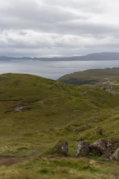 Disparo Vertical Grunge Viejas Piedras Isla Skye Escocia — Foto de Stock