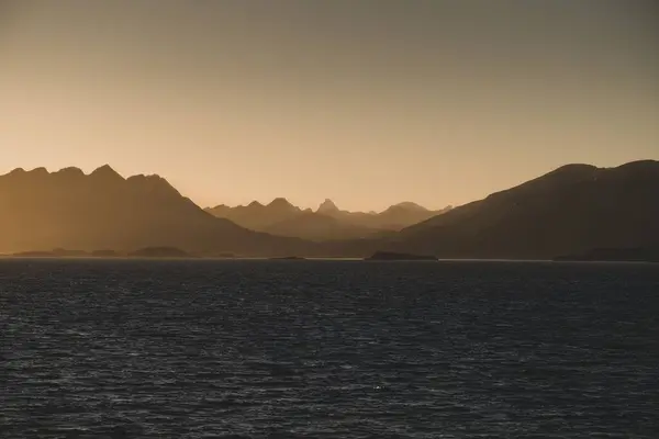 Vacker Utsikt Över Solnedgång Över Bergen Som Omger Det Blå — Stockfoto