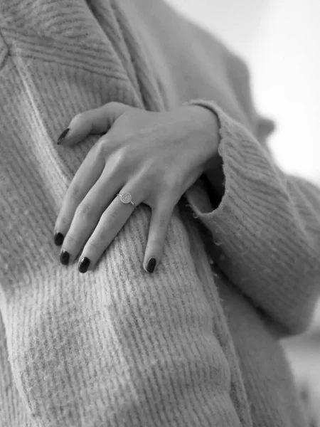 Uma Jovem Mulher Usando Uma Camisola Bege Contra Fundo Branco — Fotografia de Stock