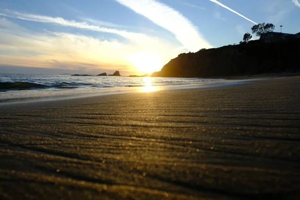Mesmerizing View Shiny Sandy Beach Rays Golden Sun Sunset Reflected — Stock Photo, Image