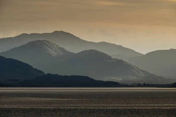 Hisnande Utsikt Från Fältet Silhuetter Berg Mot Solnedgången Himlen — Stockfoto