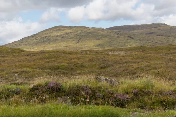 Dağlardan Tepelerden Oluşan Sakin Bir Manzara Skoçya Skye Adası — Stok fotoğraf