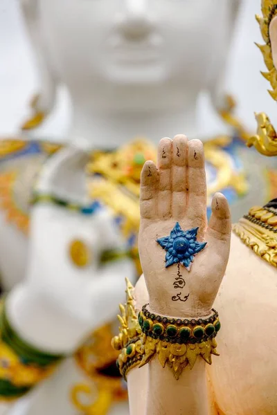 Vertikale Aufnahme Eines Handdetails Einer Großen Thailändischen Buddha Statue — Stockfoto