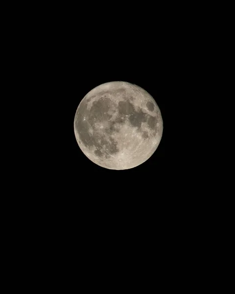 Eine Vertikale Aufnahme Eines Vollmondes Isoliert Dunklen Himmel — Stockfoto