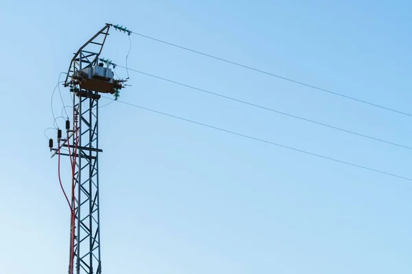 Närbild Ett Torn Och Isolerade Kraftkablar Över Blå Himmel — Stockfoto