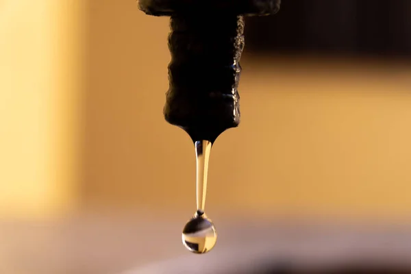 Primo Piano Acqua Che Sgocciola Vecchio Rubinetto — Foto Stock