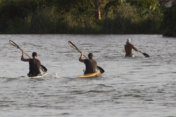 キューバのマタのサンファン川でカヌーを漕ぐスポーツマンの眺め — ストック写真