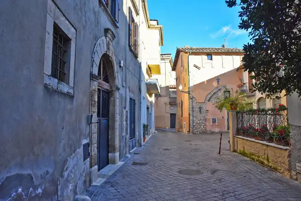 İtalya 'nın Lazio bölgesinde Alatri köyünün eski binalarıyla dolu dar bir sokak.