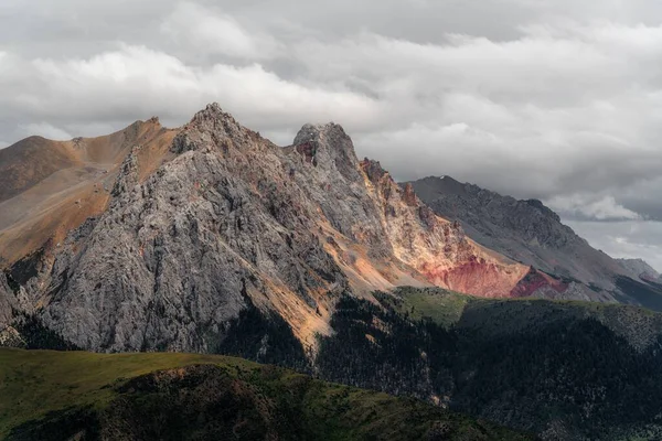 Massive Berge Bedeckt Von Wolken — Stockfoto