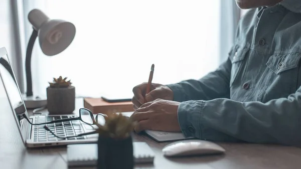 Hombre Trabajando Escritorio Oficina Casa —  Fotos de Stock