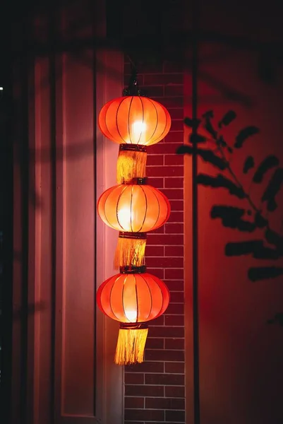 Plan Vertical Lanternes Rouges Mid Autumn Festival Sur Mur Rouge — Photo