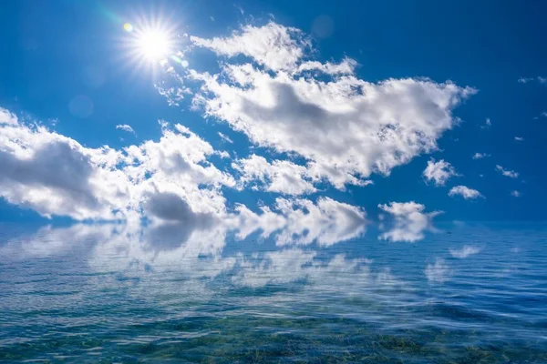 Lindo Céu Nublado Sol Brilhante Sobre Lago Tranquilo — Fotografia de Stock