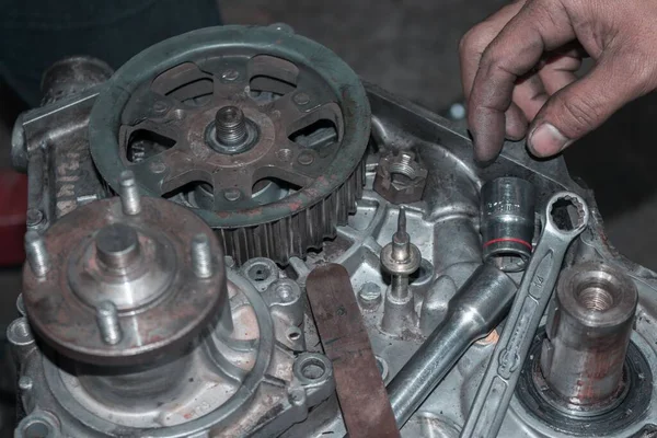 Närbild Bilmekaniker Händer Reparera Bil Felsökning Med Verktyg — Stockfoto