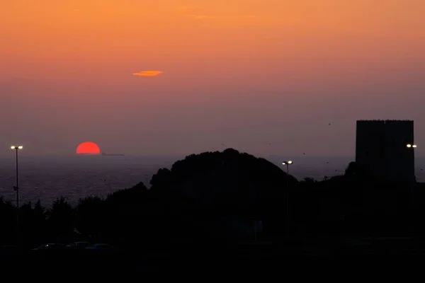 Dramatický Rudý Západ Slunce Purpurově Růžové Obloze Nad Siluetami — Stock fotografie