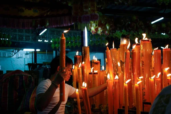 タラード バンコク タイの中国祭りのろうそくを灯す男 — ストック写真