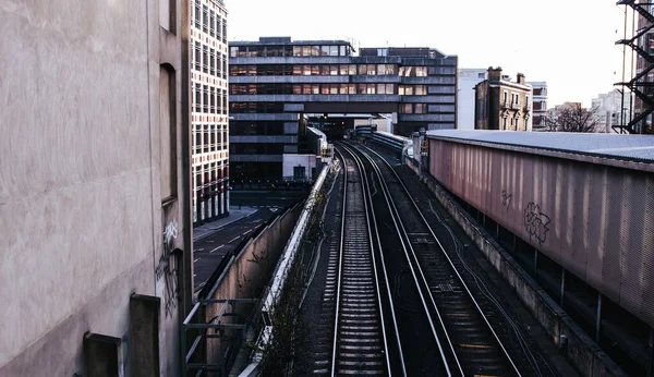 Železnice Moderním Městě Procházející Budovou — Stock fotografie