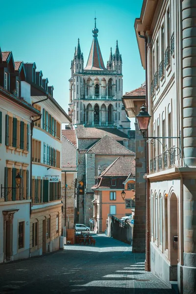 Egy Függőleges Felvétel Egy Utcáról Ami Lausanne Katedrálishoz Vezet — Stock Fotó