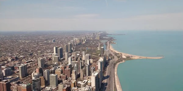 シカゴのスカイラインとミシガン湖の空の景色 — ストック写真