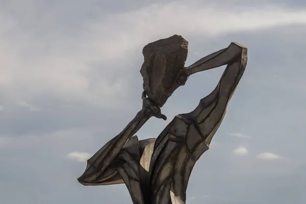 Eine Skulptur Mit Einem Vom Körper Abgetrennten Steinkopf — Stockfoto