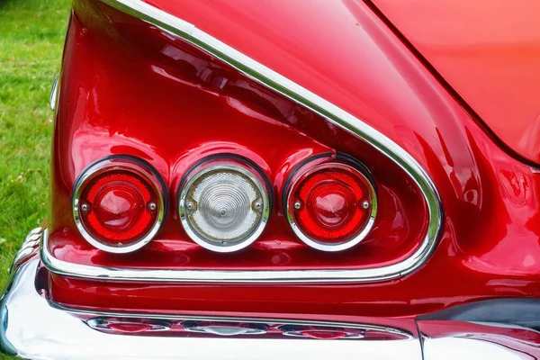 Close Luzes Traseiras Uma Asa Carro Americano Vermelho Vintage — Fotografia de Stock