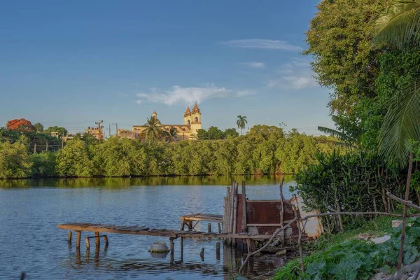 Fiume Con Piccolo Molo Sullo Sfondo Della Chiesa San Pedro — Foto Stock