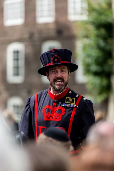 Close Shot Yeomen Warder Traditional Clothes Beefeater Tower London — Stock Photo, Image