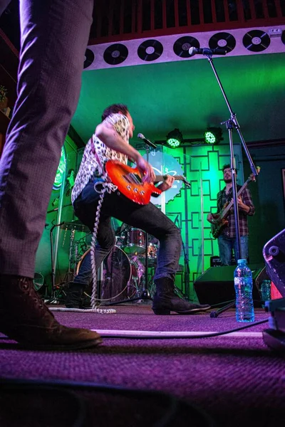 Jean Gavril Bir Konser Sırasında Gitar Çalıp Şarkı Söylediği Dikey — Stok fotoğraf