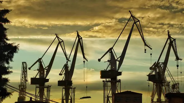 Het Gebouw Bouw Kranen Silhouetten Met Zonsondergang Hemel Achtergrond — Stockfoto