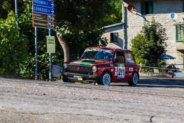 Röd Rally Bil Rally Internazionale Casentino Väg Med Suddiga Träd — Stockfoto