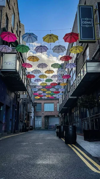 Eine Vertikale Einer Straße Dublin Irland Dekoriert Mit Bunten Regenschirmen — Stockfoto