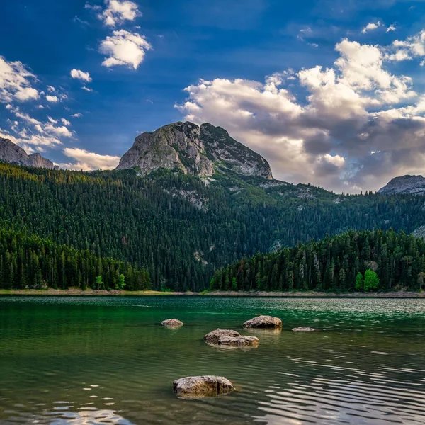 Eine Wunderschöne Landschaft Des Schwarzen Sees Mit Dem Berg Durmitor — Stockfoto