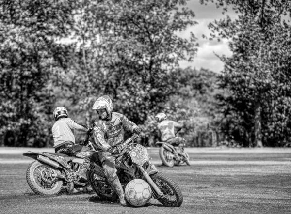 在德国萨克森 安哈尔特举行的汽车运动会上 一个骑摩托车的人的灰度照片 — 图库照片