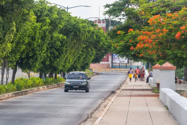 Una Macchina Che Attraversa Strada Vuota Matanzas Cuba — Foto Stock