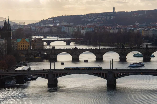 Vltava Joki Jolla Useita Siltoja Tsekin Tasavallassa — kuvapankkivalokuva