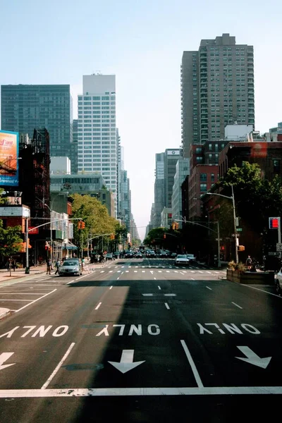 Вертикальный Снимок Современных Зданий Рядом Улицей Нью Йорке Сша — стоковое фото