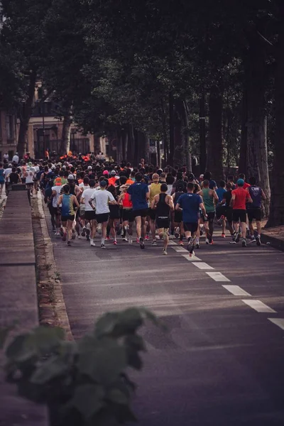 Plano Vertical Muchas Personas Corriendo Durante Evento Pista Asfalto — Foto de Stock