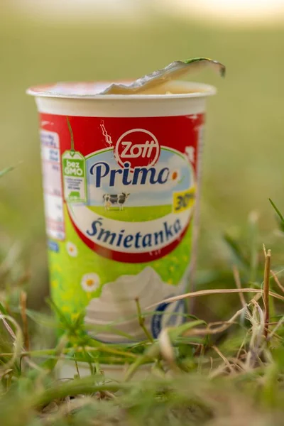 Vertical Shot Opened Package Zott Primo Brand Cream Green Grass — Stock Photo, Image
