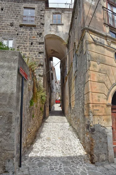 意大利Caiazzo一条狭窄街道的垂直截图 — 图库照片
